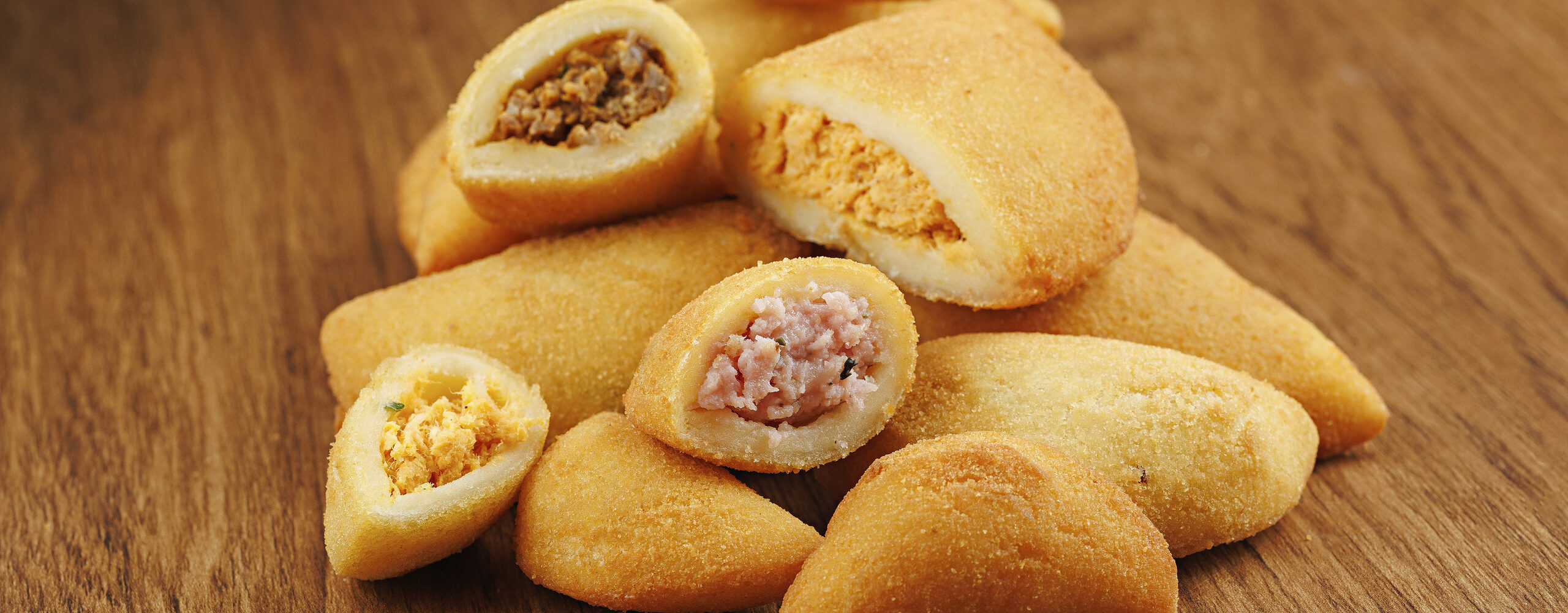 Variedade de salgados B. foods sobre bandeja