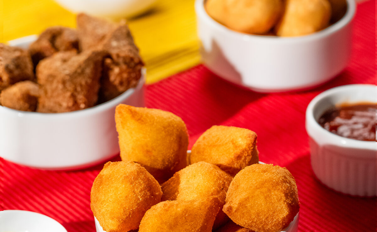 Tigelas com salgados B. foods